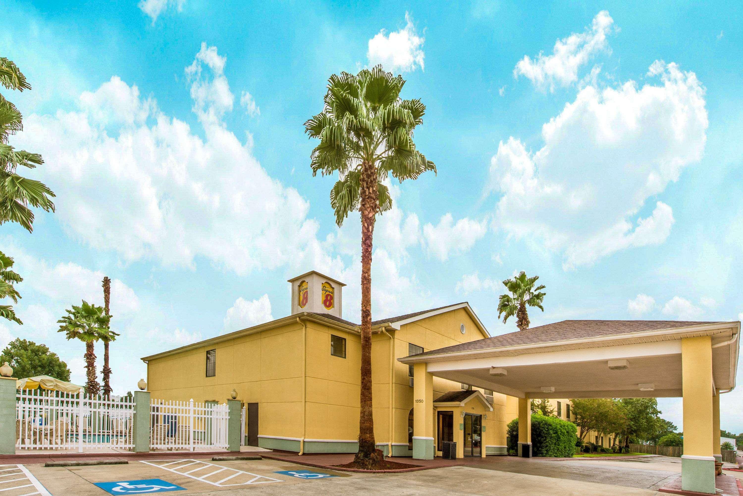 Super 8 By Wyndham Lake Charles/Sulphur Exterior photo