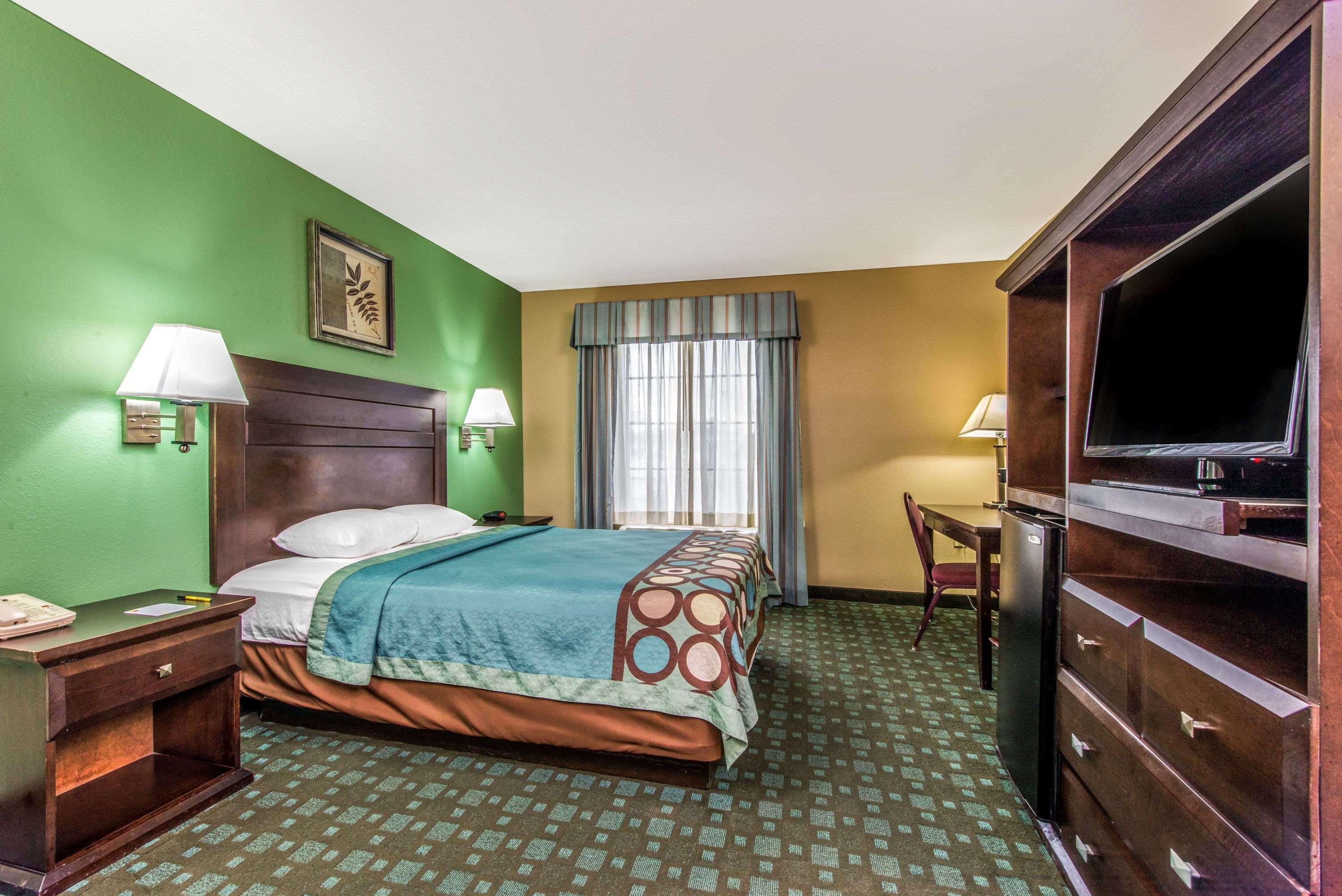 Super 8 By Wyndham Lake Charles/Sulphur Exterior photo