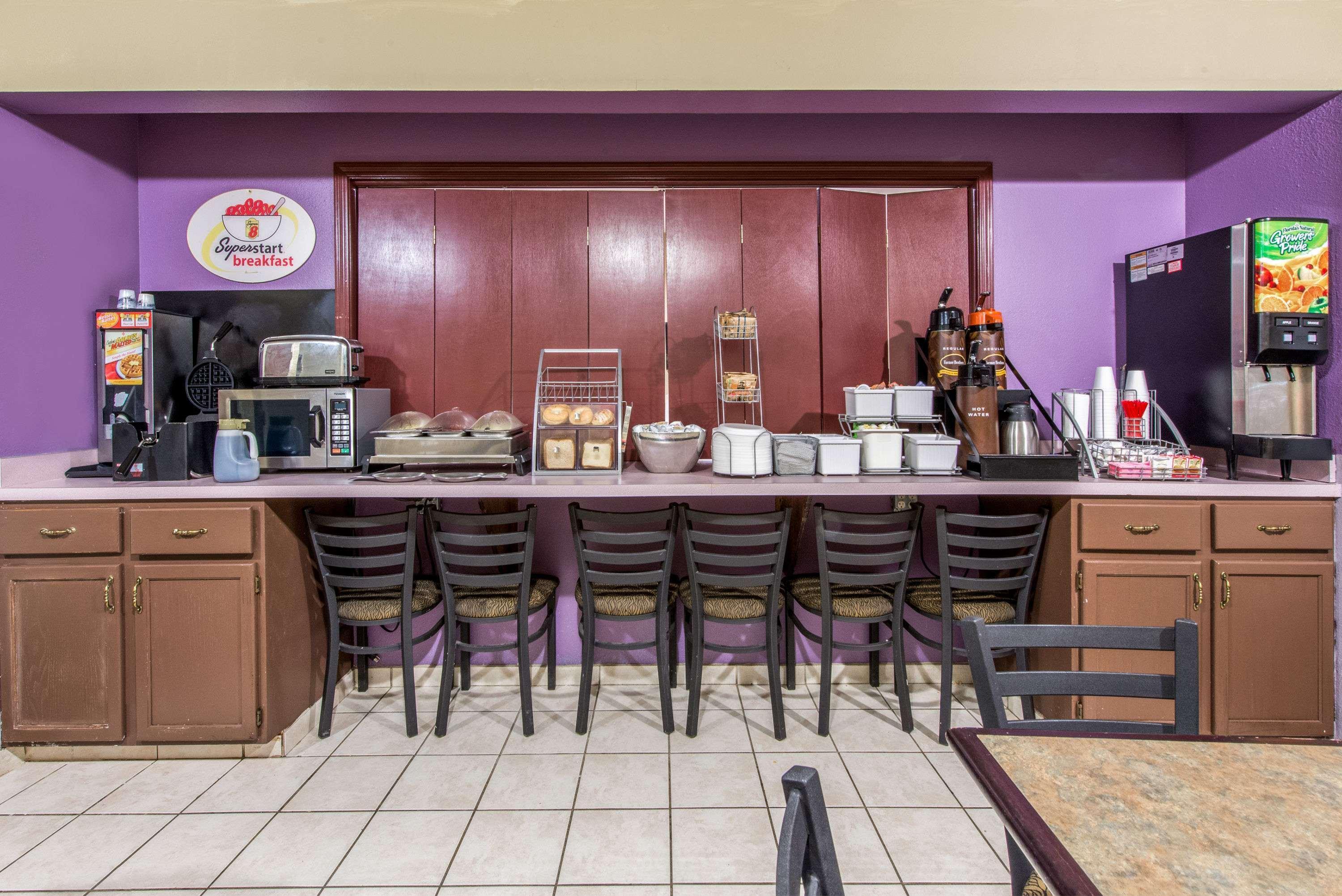 Super 8 By Wyndham Lake Charles/Sulphur Exterior photo